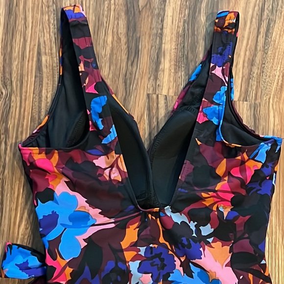 NWOT Miraclesuit Solstice Garmine One Piece - Picture 11 of 16